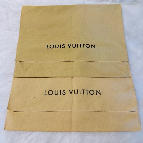 🛑SOLD🛑
Authentic 2 pieces of 14x18 inch Louis Vuitton dust bag - Picture 3 of 5